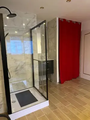 Salle de bains dans l'établissement Carol California