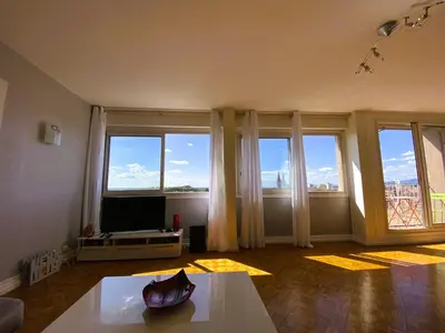 Télévision ou salle de divertissement dans l'établissement Charmant appartement avec superbe vue Mâcon centre