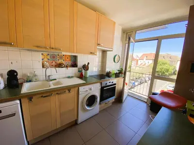 Cuisine ou kitchenette dans l'établissement Charmant appartement avec superbe vue Mâcon centre