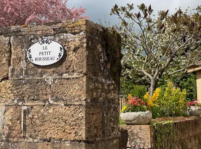 Jardin de l'établissement Le Petit Rousseau - Maison Climatisé - Classé 4 ETOILES