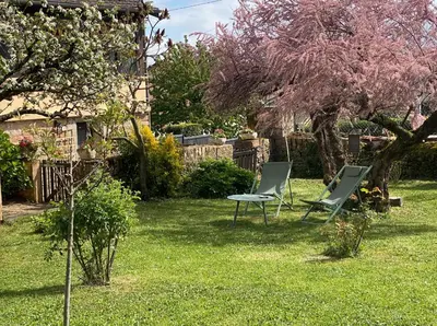 Jardin de l'établissement Le Petit Rousseau - Maison Climatisé - Classé 4 ETOILES
