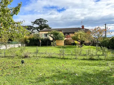 Jardin de l'établissement Le Petit Rousseau - Maison Climatisé - Classé 4 ETOILES