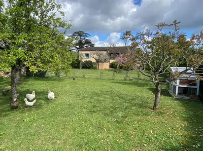 Jardin de l'établissement Le Petit Rousseau - Maison Climatisé - Classé 4 ETOILES