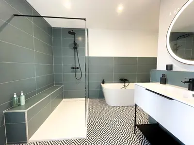 Salle de bains dans l'établissement Le Petit Rousseau - Maison Climatisé - Classé 4 ETOILES