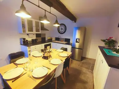 Cuisine ou kitchenette dans l'établissement Agréable maison 8 personnes WIFI et clim