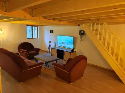 Télévision ou salle de divertissement dans l'établissement Agréable maison 8 personnes WIFI et clim
