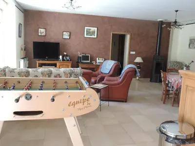 Télévision ou salle de divertissement dans l'établissement Villa Roland en Bourgogne
