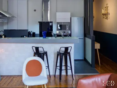 Cuisine ou kitchenette dans l'établissement Au roi lion, place Saint Michel
