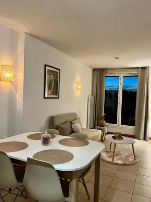 Coin salon dans l'établissement Chez Suzette-Résidence-Piscine-Sauna