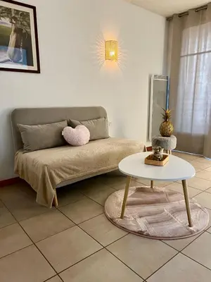 Coin salon dans l'établissement Chez Suzette-Résidence-Piscine-Sauna