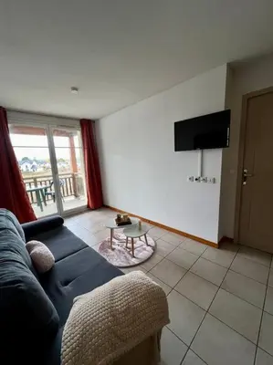 Télévision ou salle de divertissement dans l'établissement Chez Jack-Résidence-Piscine-Sauna