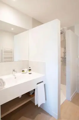 Salle de bains dans l'établissement LOGIS LES CEPAGES / RESTAURANT LE RAISIN