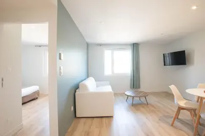 Télévision ou salle de divertissement dans l'établissement LOGIS LES CEPAGES / RESTAURANT LE RAISIN