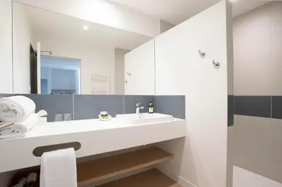 Salle de bains dans l'établissement LOGIS LES CEPAGES / RESTAURANT LE RAISIN