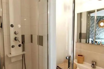 Salle de bains dans l'établissement L'Alisier Du Centre Dijon