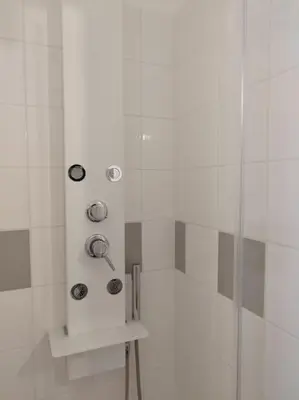Salle de bains dans l'établissement L'Alisier Du Centre Dijon