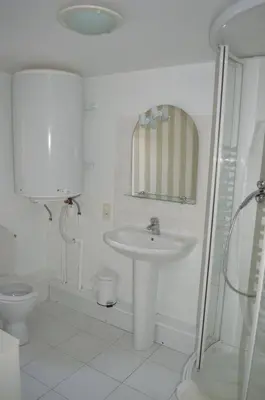 Salle de bains dans l'établissement Maison du gardien de Breches