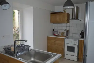 Cuisine ou kitchenette dans l'établissement Maison du gardien de Breches