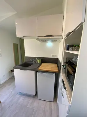 Cuisine ou kitchenette dans l'établissement Studio en Rez de jardin Le clos des Cent Vignes à Beaune