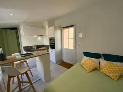 Cuisine ou kitchenette dans l'établissement Studio en Rez de jardin Le clos des Cent Vignes à Beaune