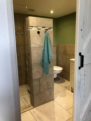 Salle de bains dans l'établissement Gîte La Sarrée