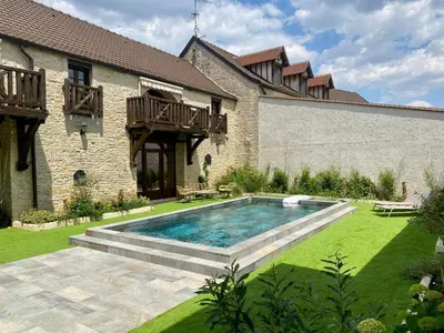 Piscine de l'établissement Le Clos Papillon ou située à proximité