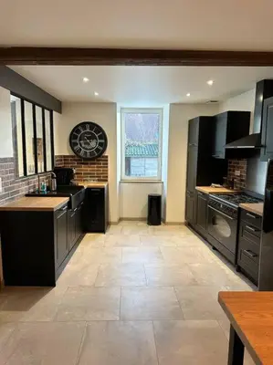 Cuisine ou kitchenette dans l'établissement Gîte 10 personnes avec spa privatif