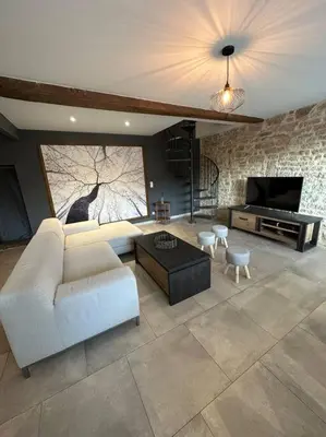 Coin salon dans l'établissement Gîte 10 personnes avec spa privatif