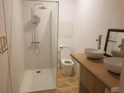 Salle de bains dans l'établissement La suite du Docteur Privey - Free & secure Park Bike - 3mn Autoroute