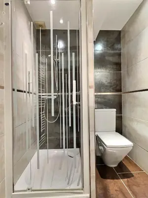 Salle de bains dans l'établissement Les Platanes