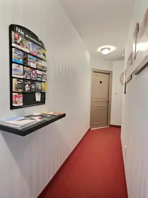 Bibliothèque dans la maison d'hôtes