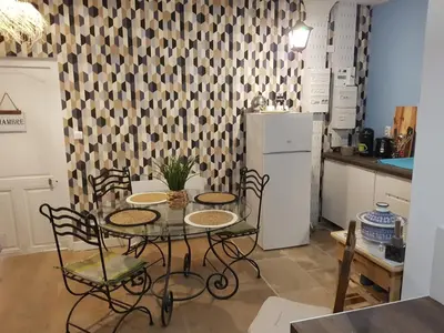 Cuisine ou kitchenette dans l'établissement Fenêtre sur cour du Docteur Privey - Secure Park Bike - 3 mn Autoroute