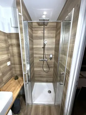 Salle de bains dans l'établissement LAppart de Droite Confort en ville avec parking privé