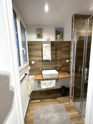 Salle de bains dans l'établissement LAppart de Droite Confort en ville avec parking privé