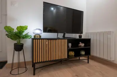 Télévision ou salle de divertissement dans l'établissement Le Mimi Mosa - Parking public gratuit, wifi haut débit, proche autoroute, gare & centre ville
