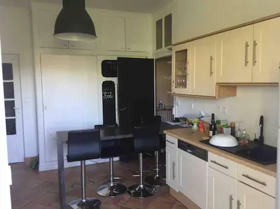 Cuisine ou kitchenette dans l'établissement Villa et visite du vignoble et Piscine