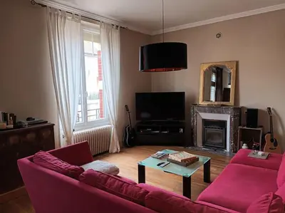 Télévision ou salle de divertissement dans l'établissement Villa et visite du vignoble et Piscine