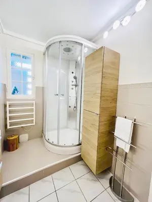 Salle de bains dans l'établissement L'Amicale : 80 m², 6 Prs, 3 Ch, Centre ville