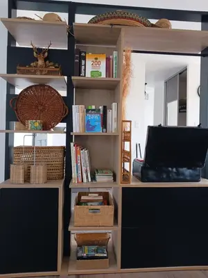 Bibliothèque dans la maison de vacances