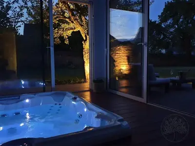Piscine de l'établissement Guest house avec spa Jura , gîte du petit pommier ou située à proximité