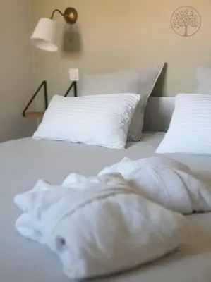 Un ou plusieurs lits dans un hébergement de l'établissement Guest house avec spa Jura , gîte du petit pommier