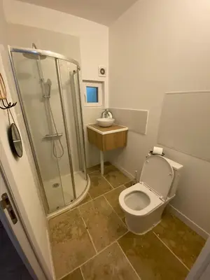 Salle de bains dans l'établissement L'Auberge du Docteur Privey - Free & secure Park Bike - Voie Bleue