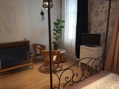 Télévision ou salle de divertissement dans l'établissement L'Auberge du Docteur Privey - Free & secure Park Bike - Voie Bleue