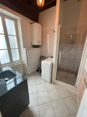 Salle de bains dans l'établissement Résidence Le Zola composé de 3 appartements distincts en Hyper Centre de Dijon avec WIFI