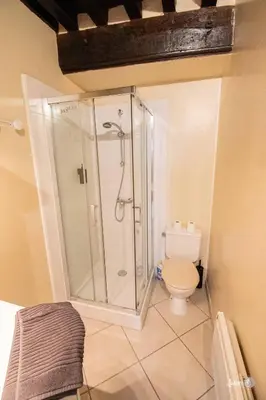 Salle de bains dans l'établissement Résidence Le Zola composé de 3 appartements distincts en Hyper Centre de Dijon avec WIFI