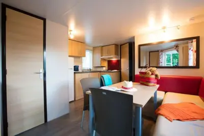 Cuisine ou kitchenette dans l'établissement CAMPING LA CLE DE SAONE