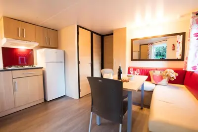 Cuisine ou kitchenette dans l'établissement CAMPING LA CLE DE SAONE