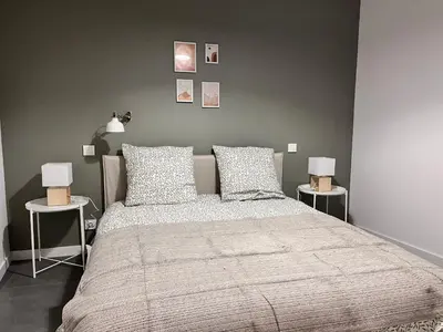 Un ou plusieurs lits dans un hébergement de l'établissement Appartement Premium avec Terrasse - Parking privatif Gratuit - Fibre Wi-Fi - À 2 min Centre-Ville Dole