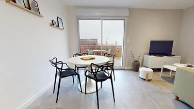 Télévision ou salle de divertissement dans l'établissement Appartement Premium avec Terrasse - Parking privatif Gratuit - Fibre Wi-Fi - À 2 min Centre-Ville Dole