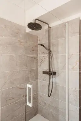 Salle de bains dans l'établissement Au Formi'Dole, terrasse avec vue canal